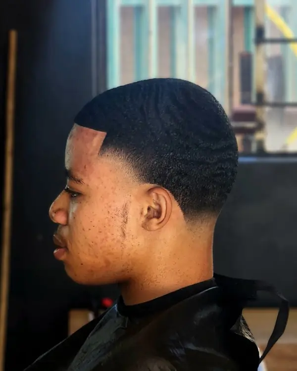 Mid fade limpio con contorno marcado, de perfil
